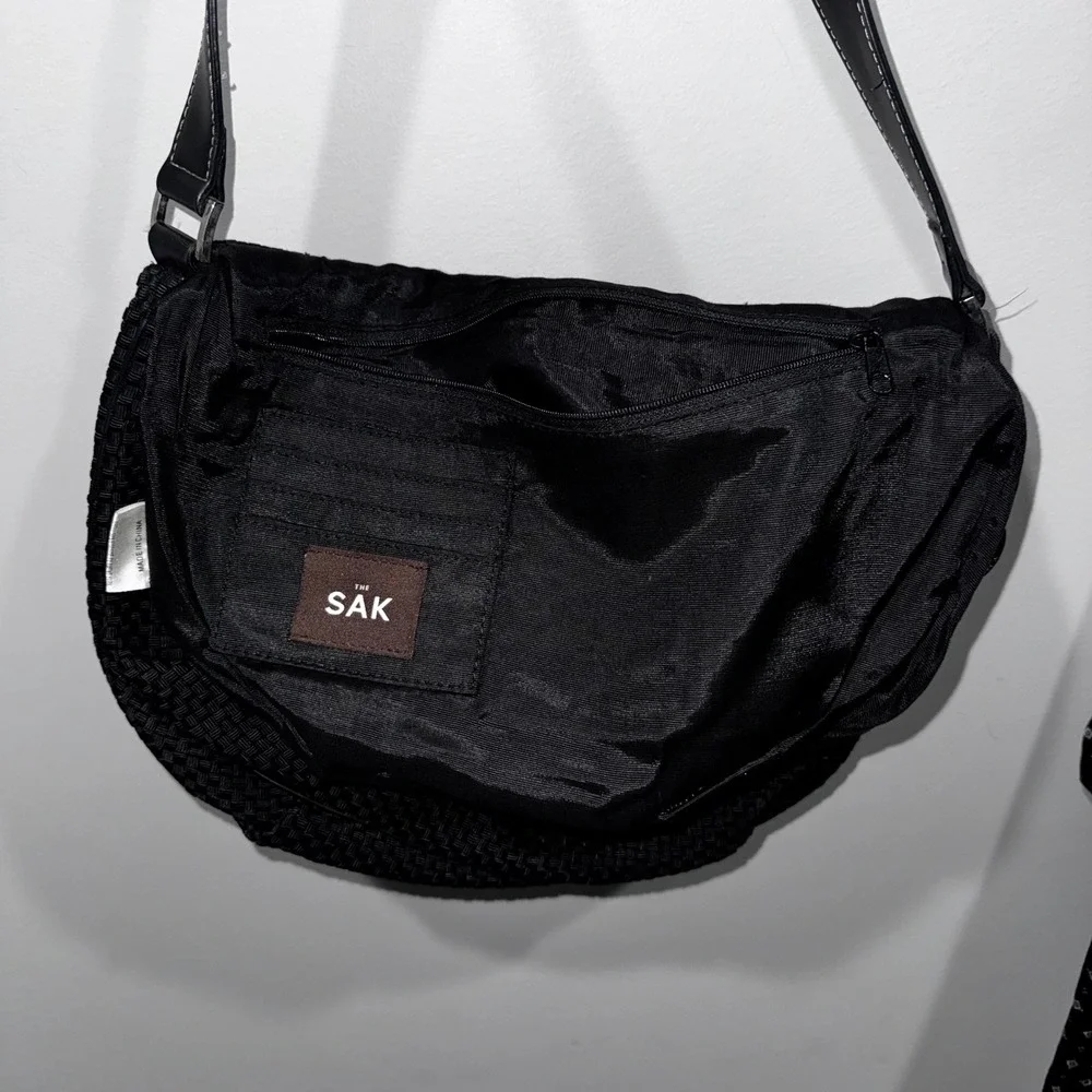 The Sak Woven Hobo Shoulder Bag Black Textured Leather Strap Accent EUC